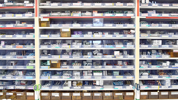 たんぽぽ薬局　河芸店の薬棚