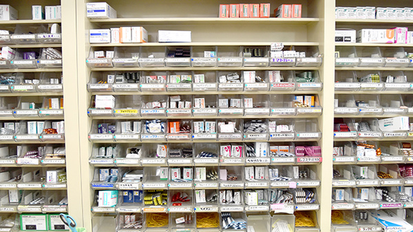 たんぽぽ薬局　久居店の薬棚