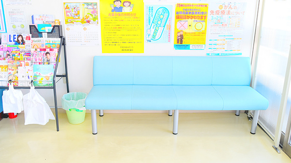 津新町調剤薬局の待合スペース