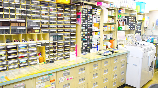 津新町調剤薬局の調剤室