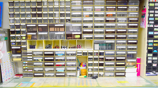 津新町調剤薬局の薬棚