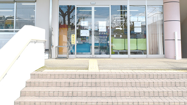 西が丘薬局の入口