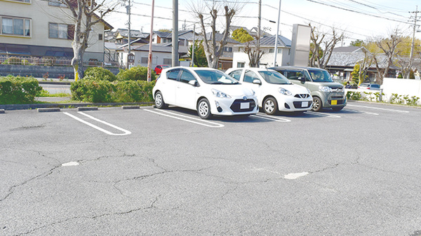 西が丘薬局の駐車場