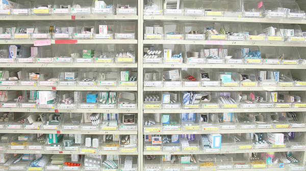 小梅薬局の薬棚