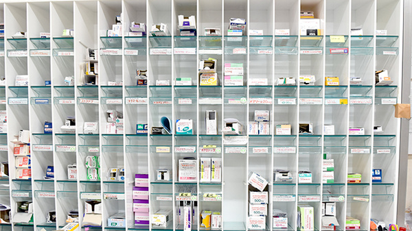 紀南調剤薬局の薬棚