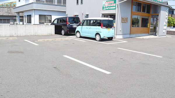 どんぐりの森薬局の駐車場