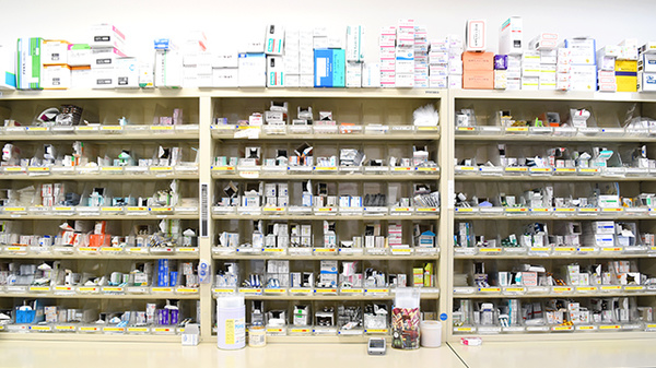 リブラ薬局一里山店の薬棚