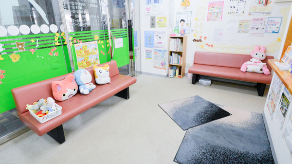 ヤマグチ薬局　明日都店の待合スペース