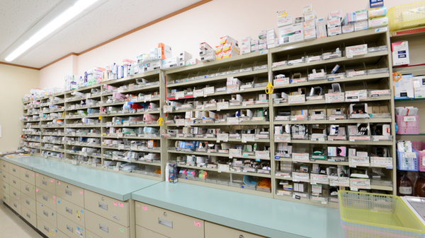 キリン堂薬局　彦根市立病院前店の薬棚