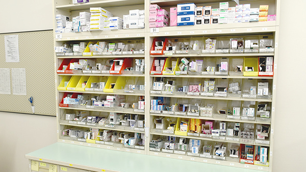 キリン堂調剤薬局　長浜店の薬棚