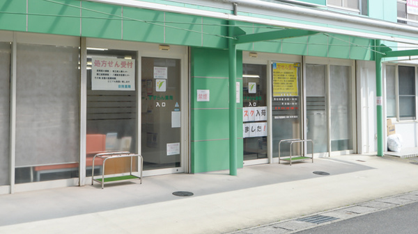 すずらん薬局蒲生店の入口