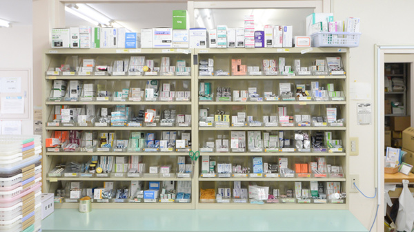 すずらん薬局蒲生店の薬棚