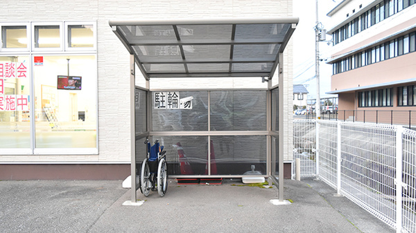 たんぽぽ薬局　新高島店の駐輪場