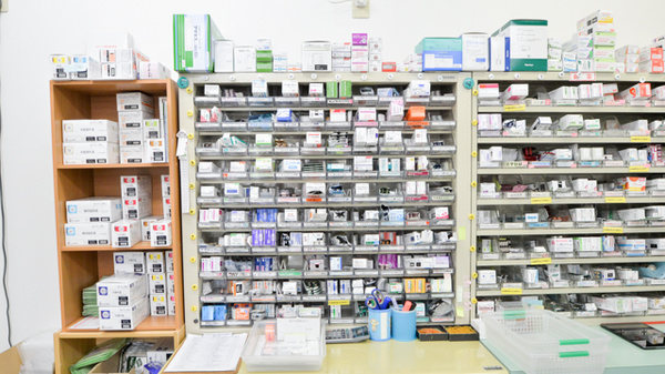 ヤマグチ薬局　米原入江店の薬棚