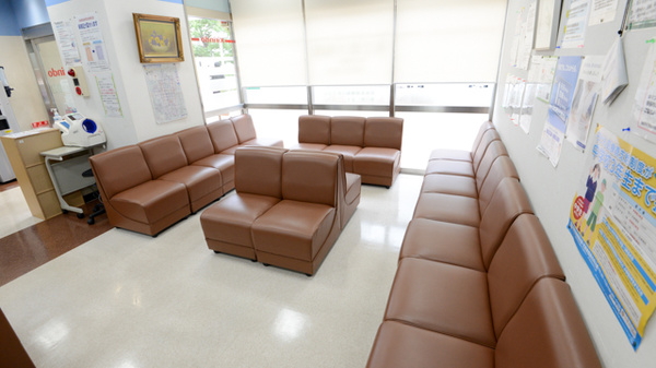キリン堂薬局　府立医大前店の待合スペース