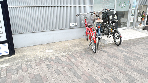 あびら薬局の駐輪場