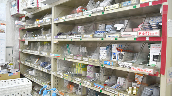 テイコク薬局東寺店の薬棚