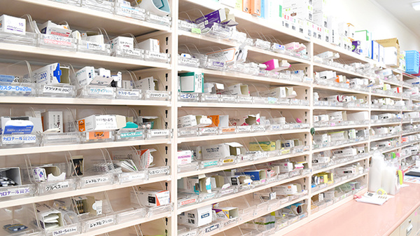 かるがも薬局　岩倉店の薬棚