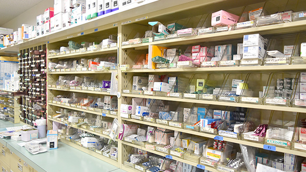 テイコク薬局西院店の薬棚