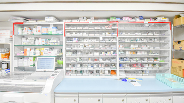 きぬかけ薬局の薬棚