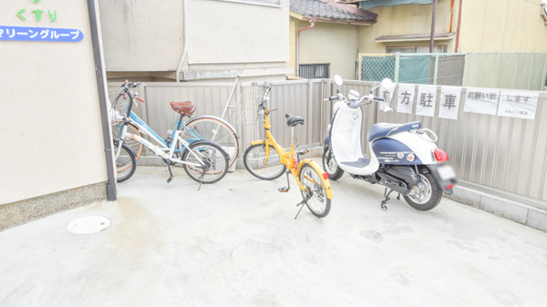 きぬかけ薬局の駐輪場