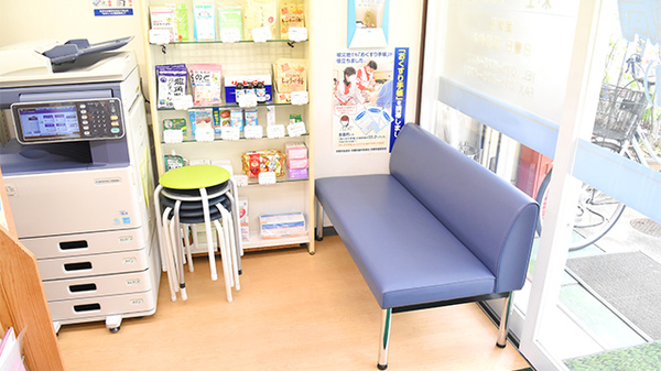 ツバサ薬局　京都店の待合スペース