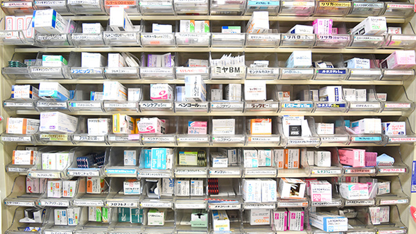 ツバサ薬局　京都店の薬棚