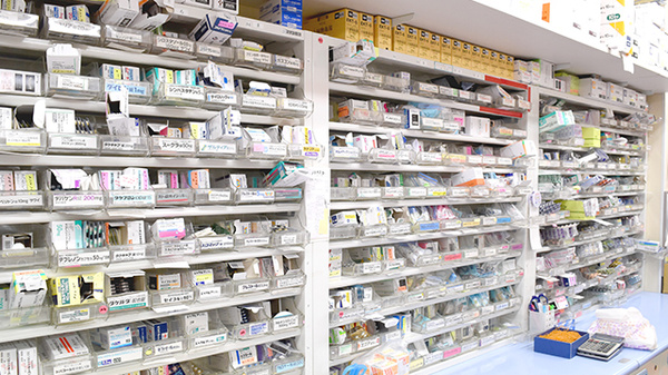 あゆみ薬局伏見店の薬棚