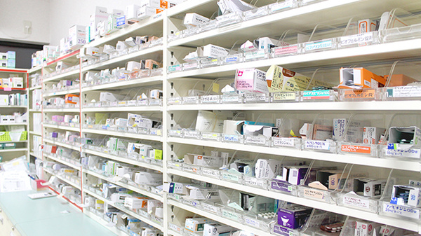 わかくさ薬局　伏見店の薬棚