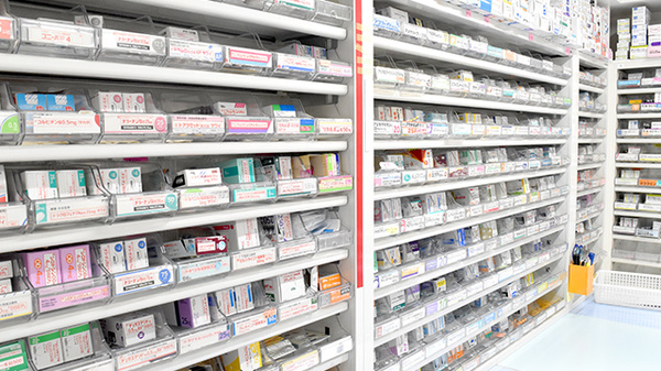 スマイル薬局墨染店の薬棚