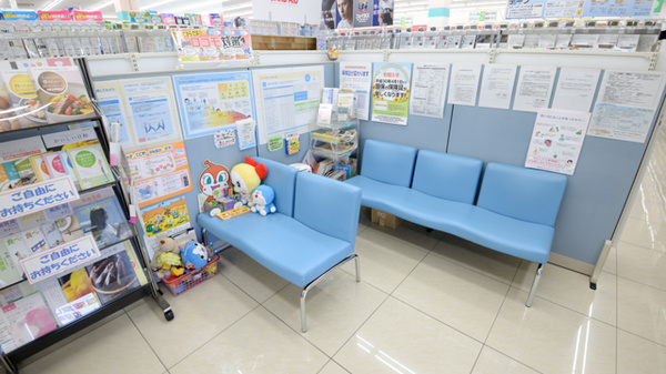 キリン堂薬局　祝園駅店の待合スペース