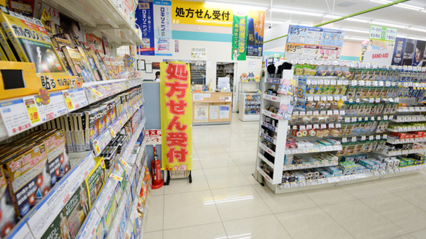 キリン堂薬局　祝園駅店の入口