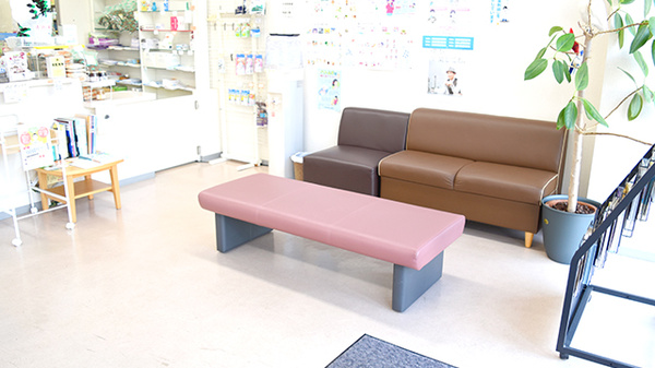 うさぎや薬局桜が丘店の待合スペース