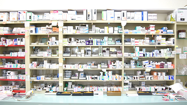 うさぎや薬局桜が丘店の薬棚