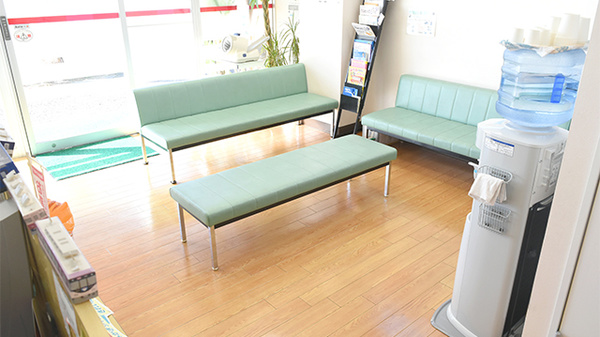 ak薬局男山店の待合スペース