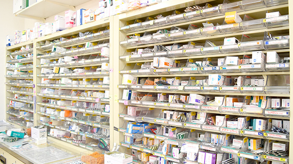 ツバサ薬局　新田辺駅前店の薬棚