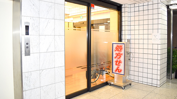 ツバサ薬局　桂駅前店の入口