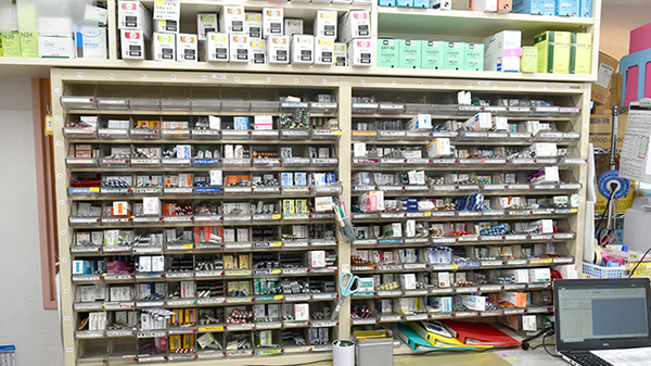 ホーム薬局土師店の薬棚