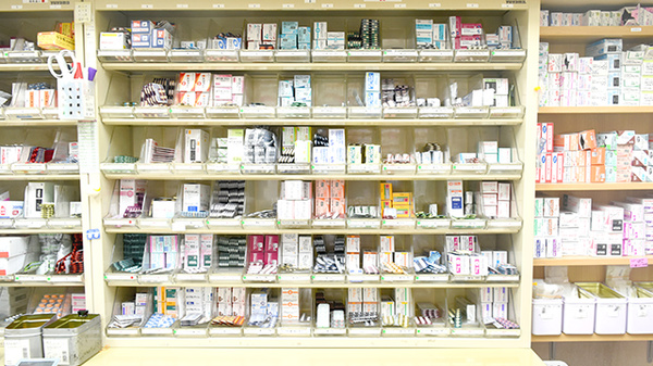 カイセイ薬局　堺店の薬棚