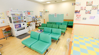 キリン堂薬局　東寝屋川店の待合スペース