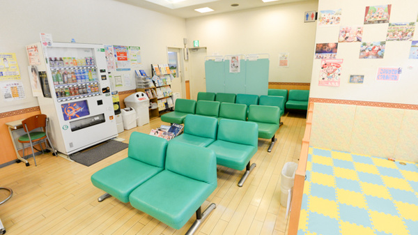 キリン堂薬局　東寝屋川店の待合スペース