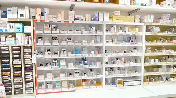 テイコク薬局　弁天町店の薬棚