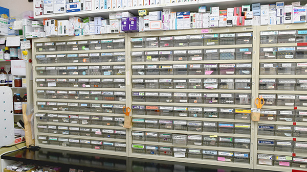 サカグチ薬局千代田東店の薬棚