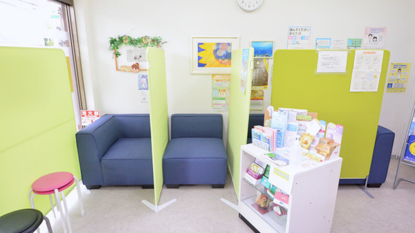 アンズ調剤薬局の待合スペース