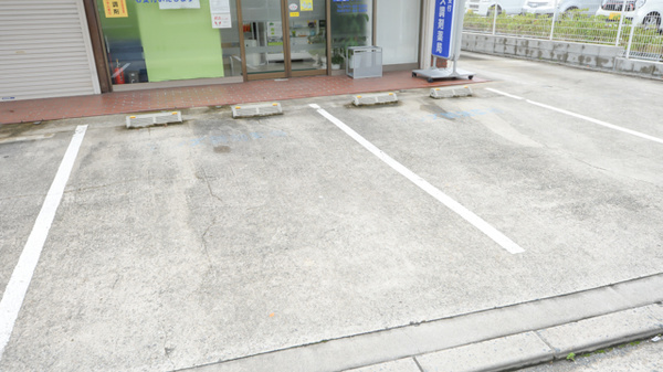 アンズ調剤薬局の駐車場