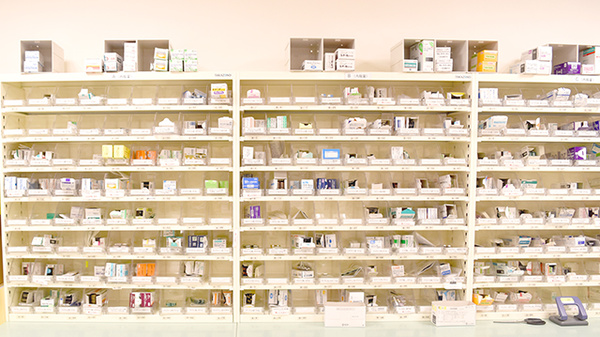 笹川薬局高槻店の薬棚