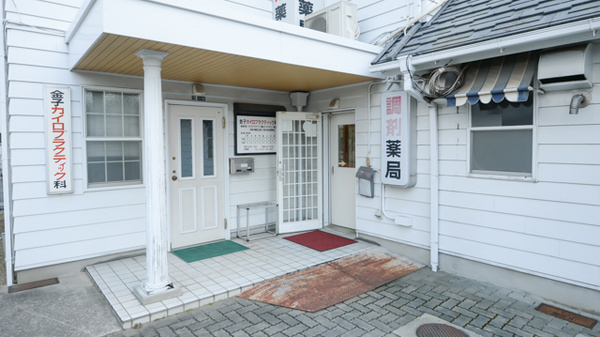 泉州調剤薬局の入口