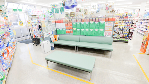 キリン堂薬局　岸和田店の待合スペース