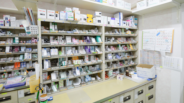 泉州薬局の薬棚