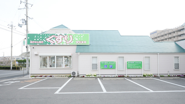 泉州薬局の駐車場